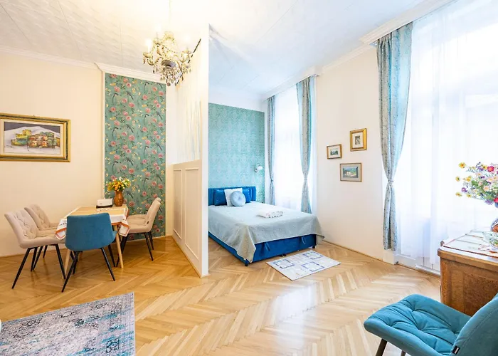 Deluxe Home In Art Nouveau House- With Garage