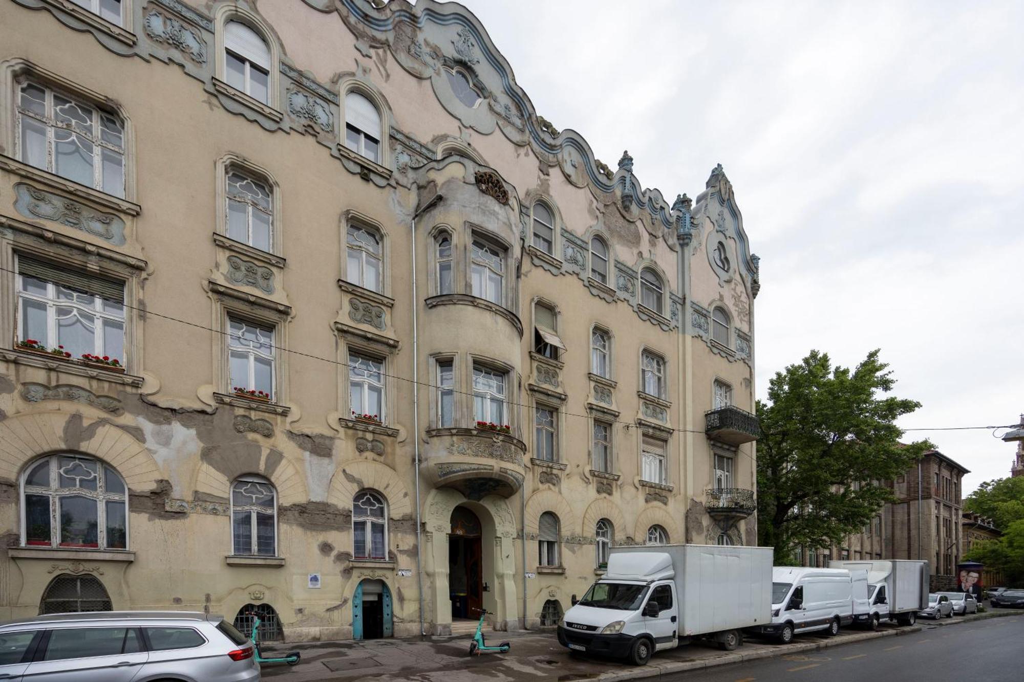 Deluxe In Art Nouveau House- With Garage Apartment *