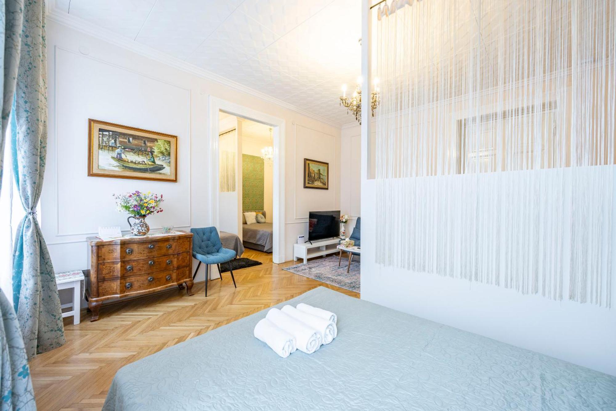 Deluxe In Art Nouveau House- With Garage Apartment Budapest