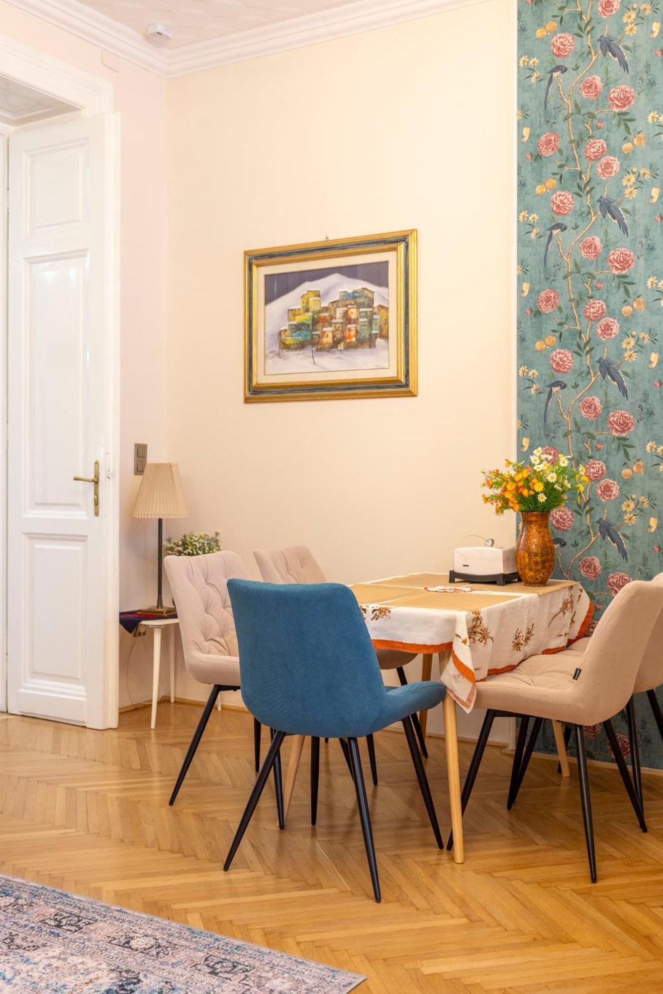 Deluxe In Art Nouveau House- With Garage Apartment