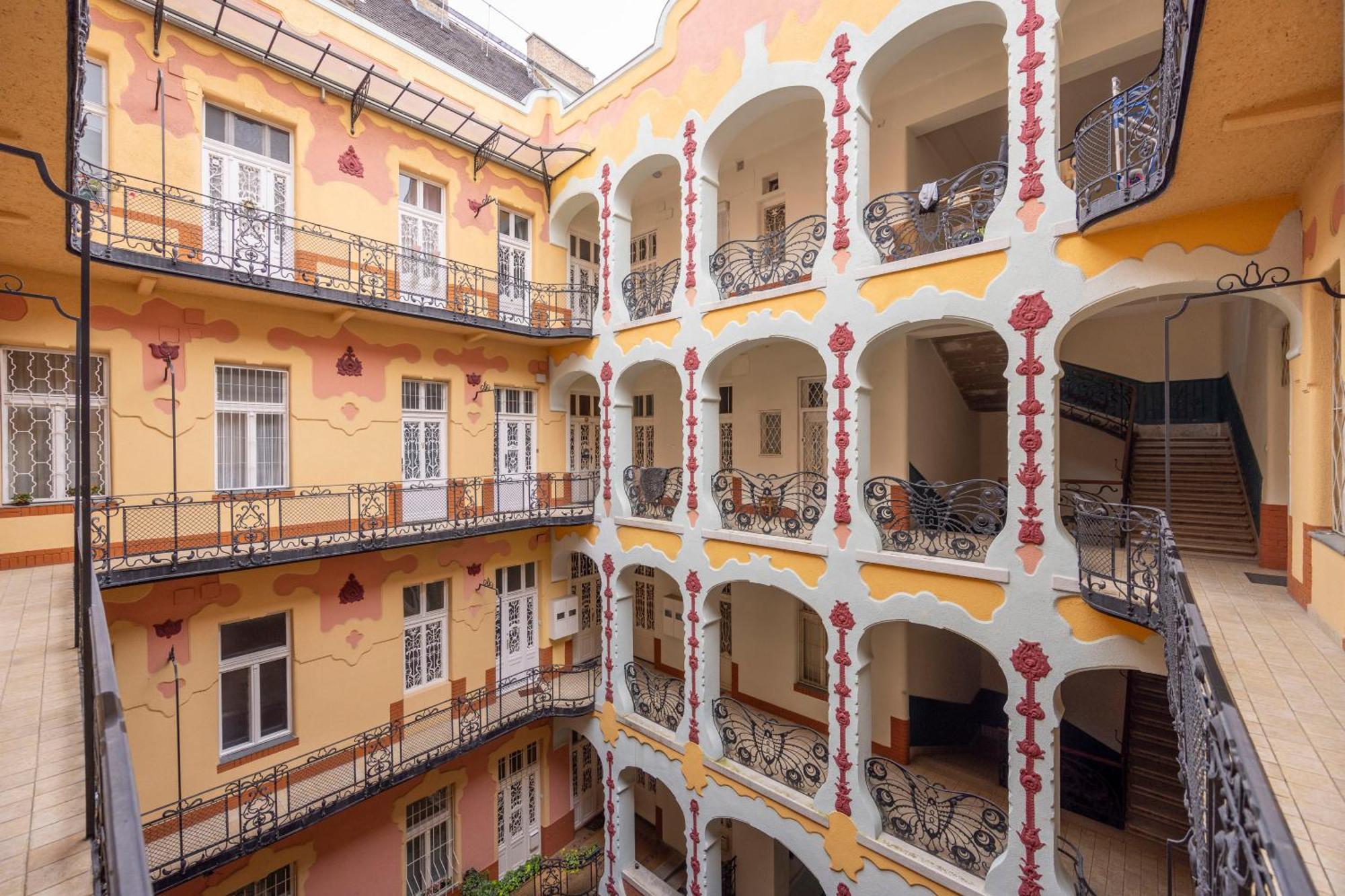 Apartment Deluxe In Art Nouveau House- With Garage