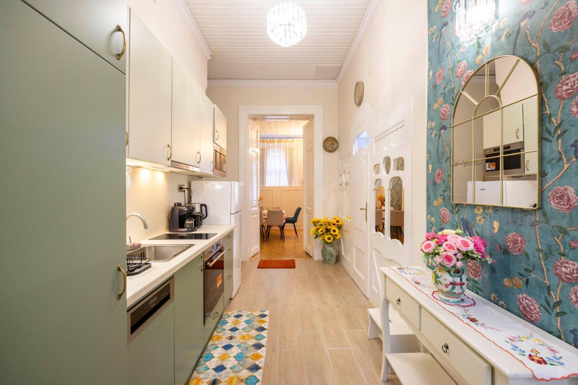 Deluxe In Art Nouveau House- With Garage Apartment Budapest