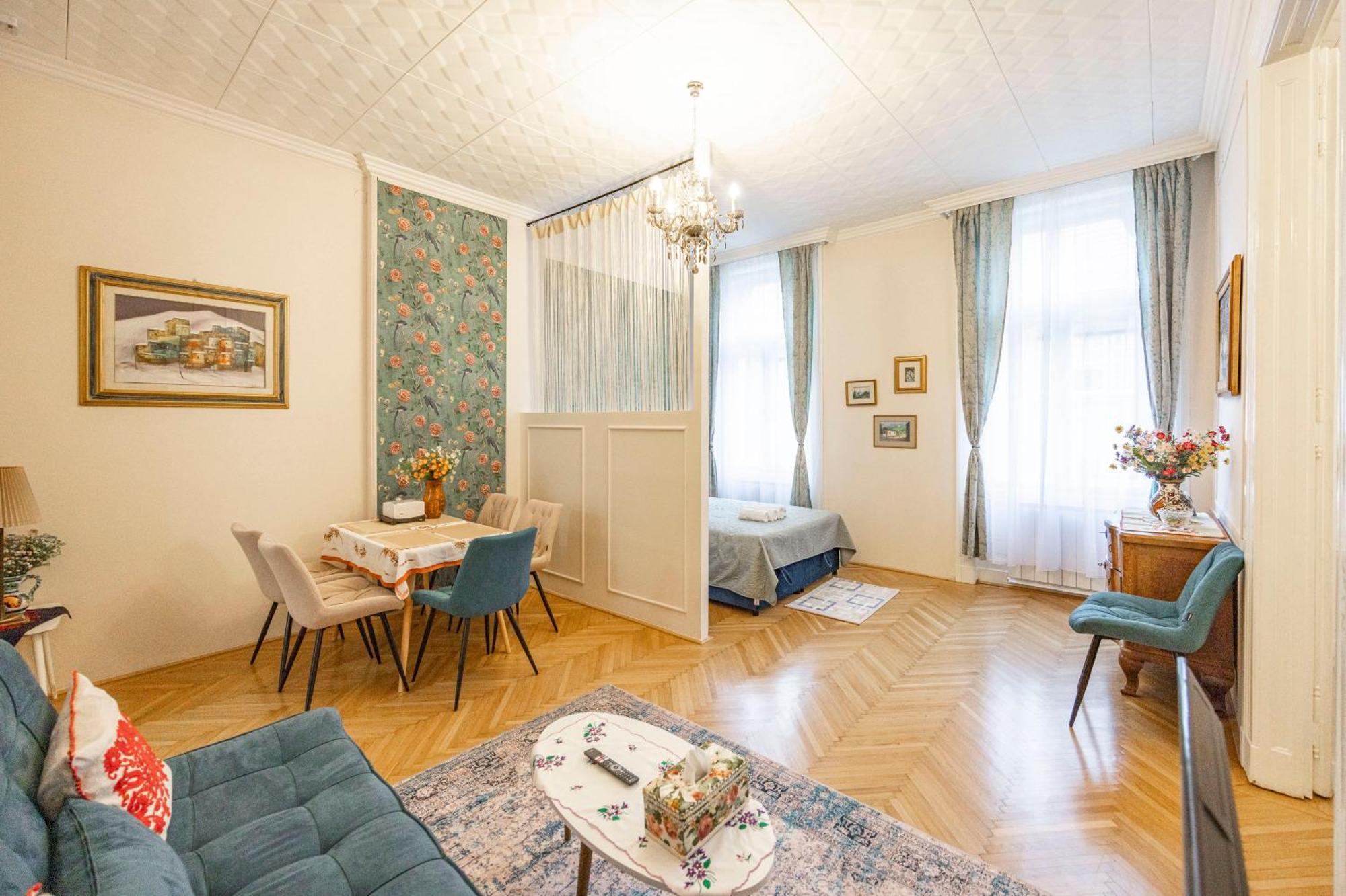 Deluxe In Art Nouveau House- With Garage *