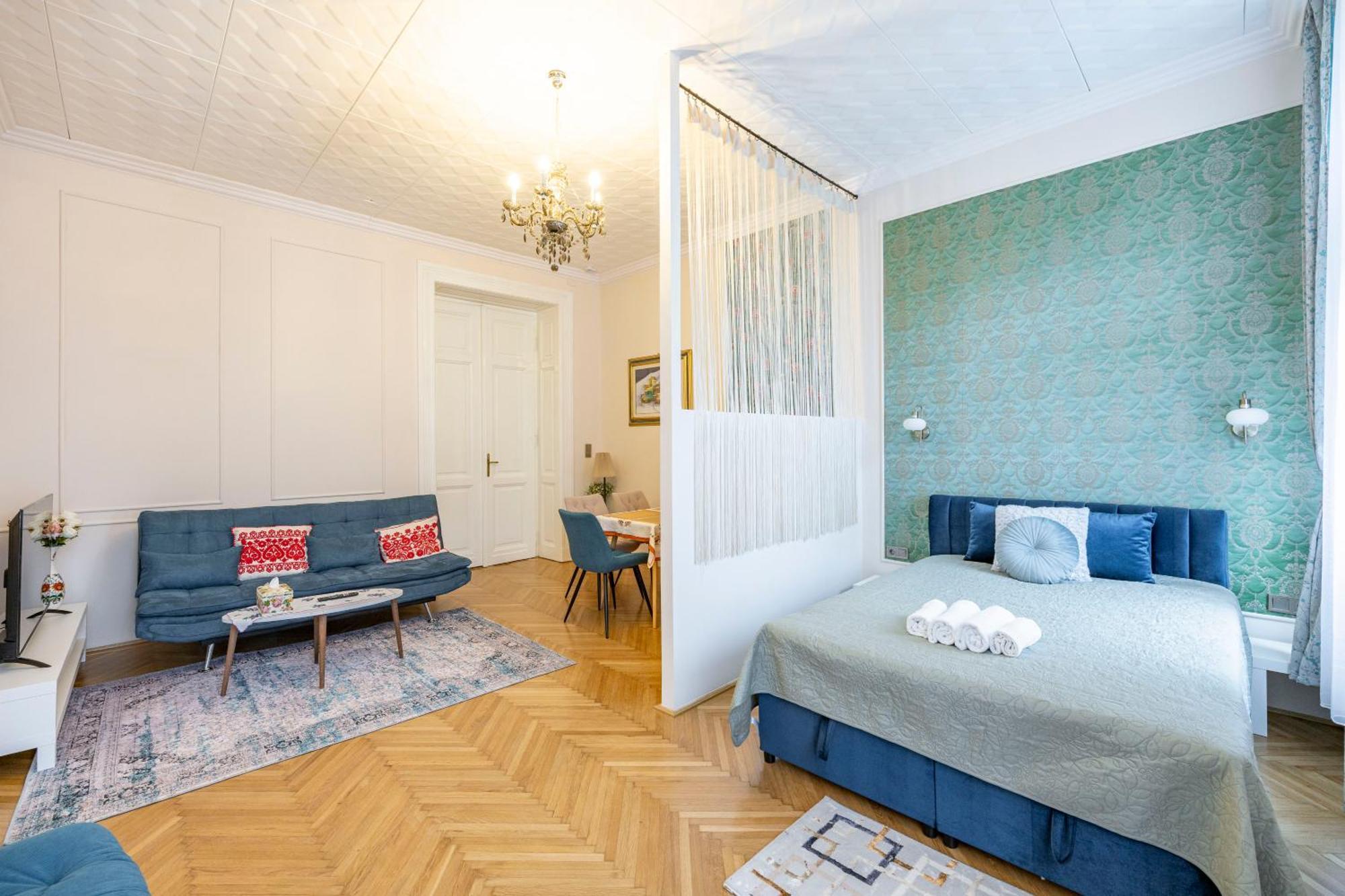 Deluxe In Art Nouveau House- With Garage Apartment *
