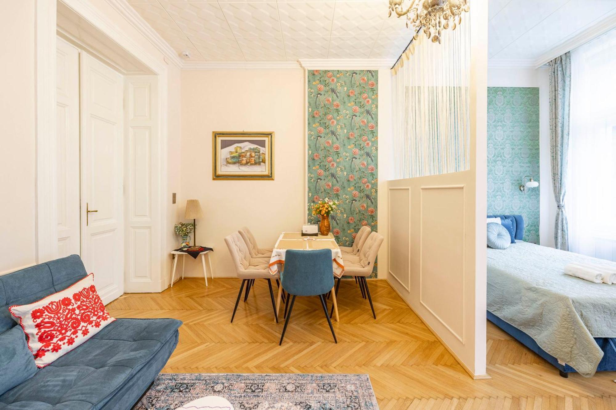 Deluxe In Art Nouveau House- With Garage Apartment Budapest