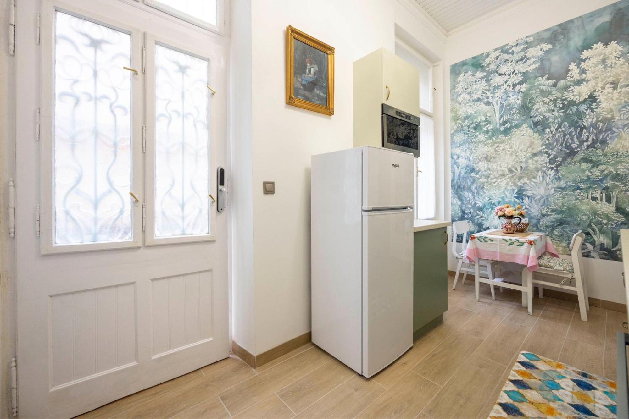 Deluxe In Art Nouveau House- With Garage Apartment *