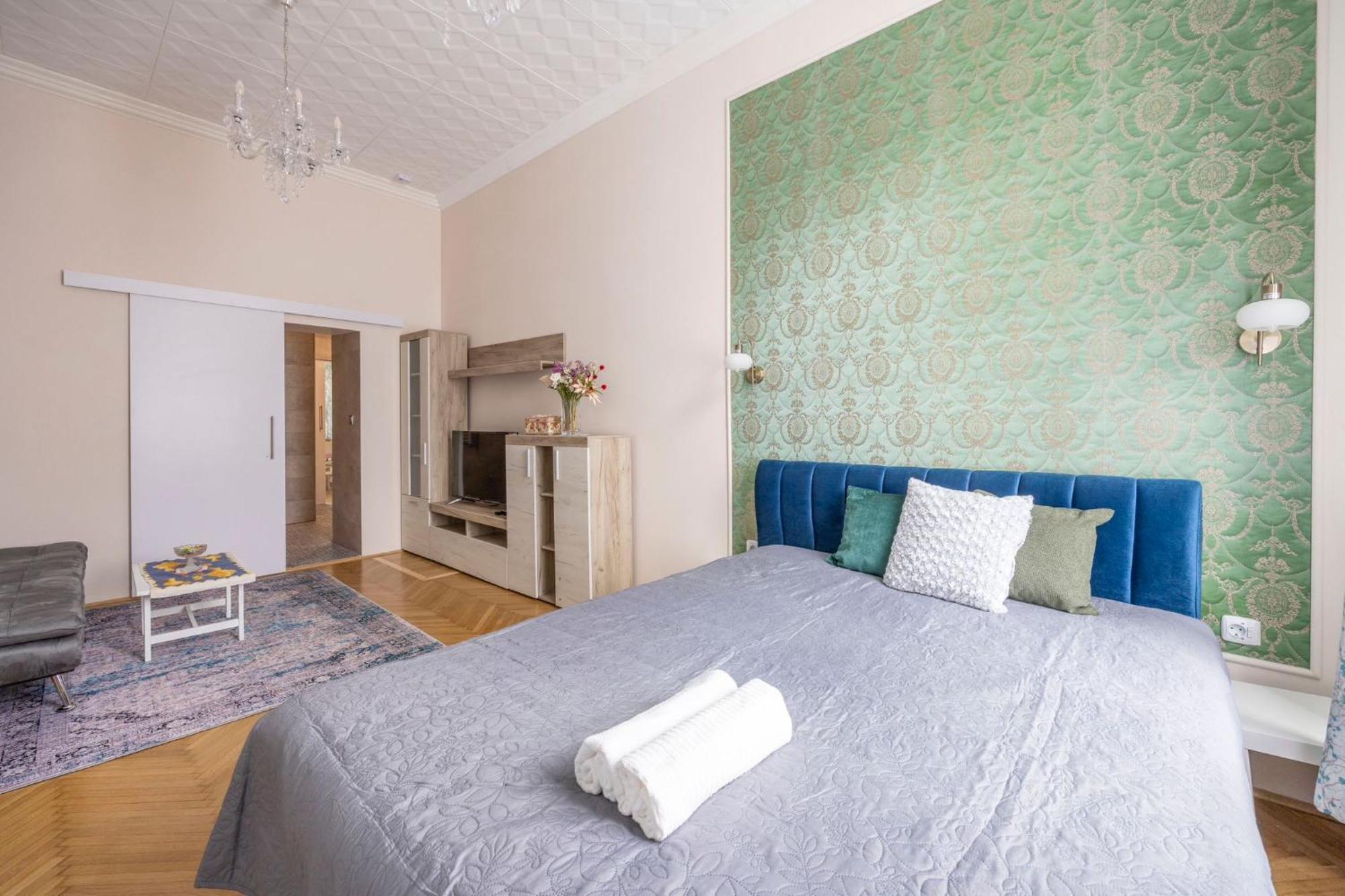 Deluxe In Art Nouveau House- With Garage Apartment Budapest
