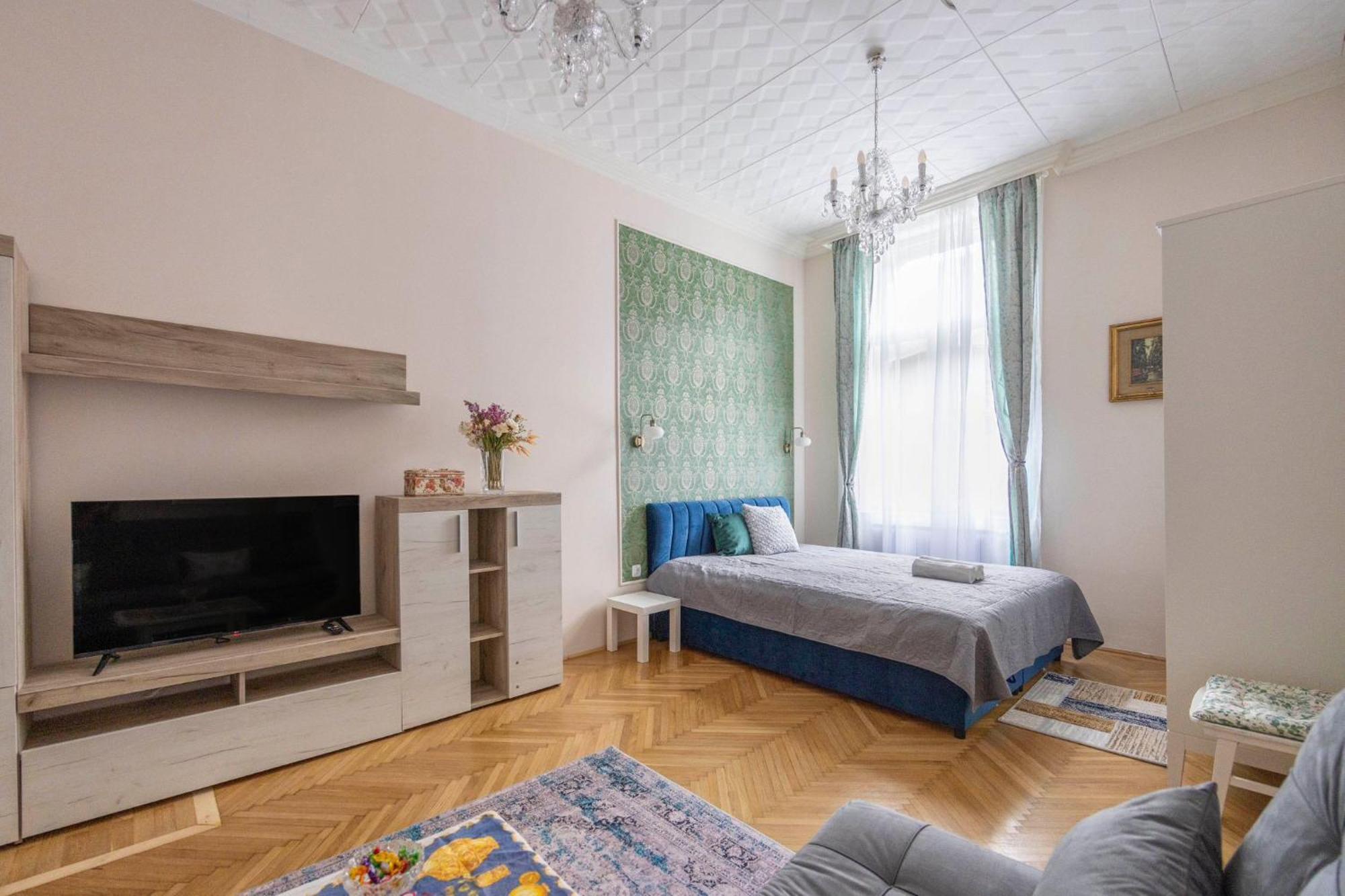 Deluxe In Art Nouveau House- With Garage Apartment *